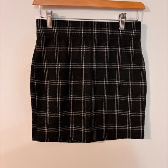 Classic Black Plaid Skirt Size S GUC - Picture 2 of 4